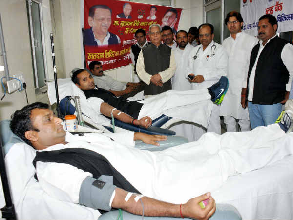 कार्यकर्ताओं ने किया रक्तदान 