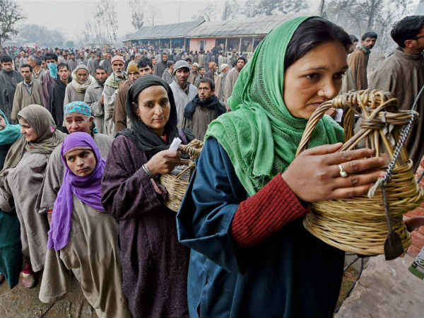 कांगड़ी लेकर लोग पहुंचे बूथ पर कांगड़ी लेकर लोग पहुंचे बूथ पर