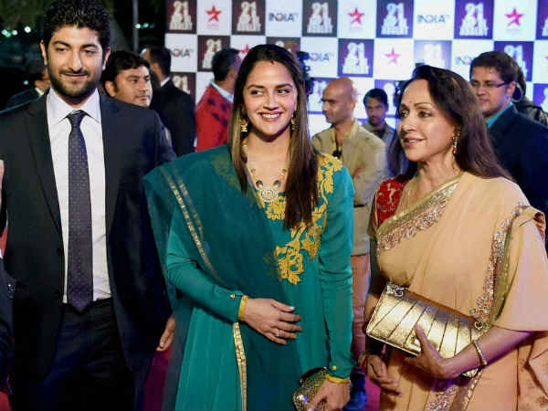 हेमामालिनी बेटी अहाना के साथ