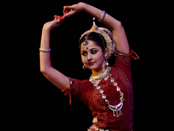 स्टेज पर परफार्म करते कलाकार