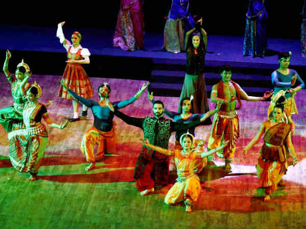 स्टेज पर परफार्म करते कलाकार