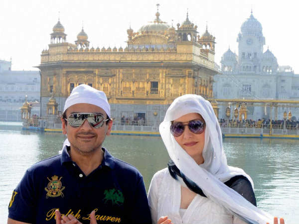 अदनान सामी पत्नी रोया के साथ