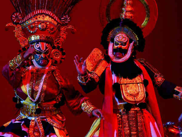 स्टेज पर परफार्म करते कलाकार