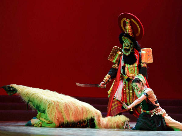 स्टेज पर परफार्म करते कलाकार