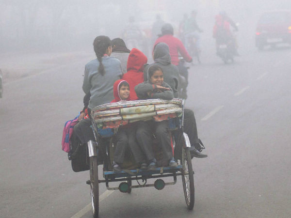 ठिठुरती ठंड में स्कूल जाते बच्चे