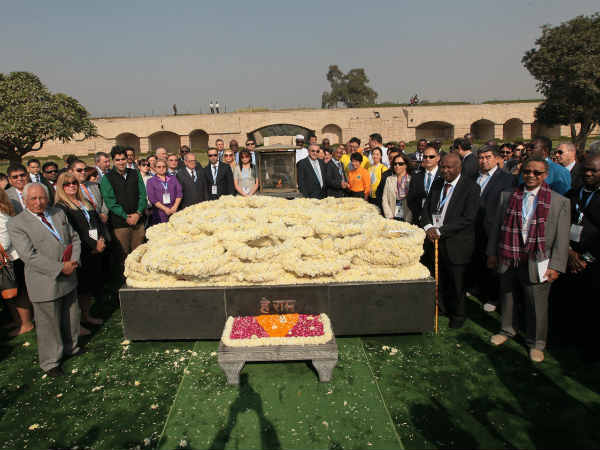 विदेशियों से होती थी वसूली