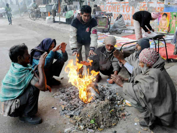 सर्दी में आग तापते लोग