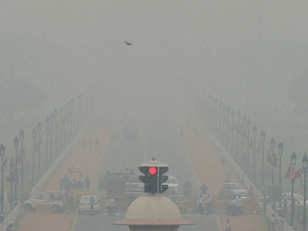 Dense fog in some parts of Delhi, mercury drops to 7.4 degrees Dense fog in some parts of Delhi, mercury drops to 7.4 degrees