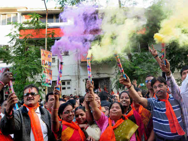 बीजेपी डूबी जश्न में