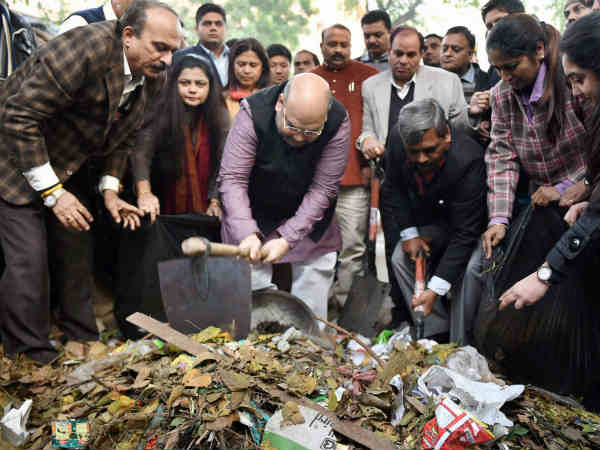 अमित शाह ने भी सफाई के लिए उठाया फावड़ा