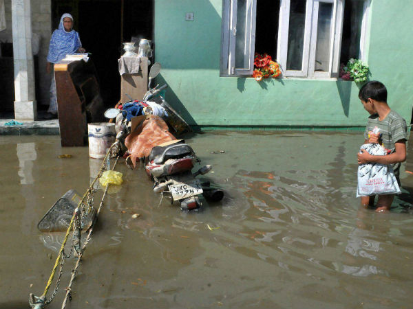 बाढ़ से ग्रामीण हुए उग्र बाढ़ से ग्रामीण हुए उग्र