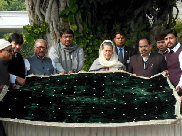 बाबा शरीफ की मजार पर यूपीए चीफ सोनिया गांधी बाबा शरीफ की मजार पर यूपीए चीफ सोनिया गांधी