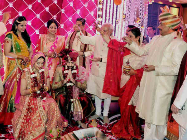 कुश सिन्हा की शादी में पहुंचे मोदी