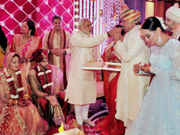 मोदी ने सिन्हा को खिलायी मिठाई