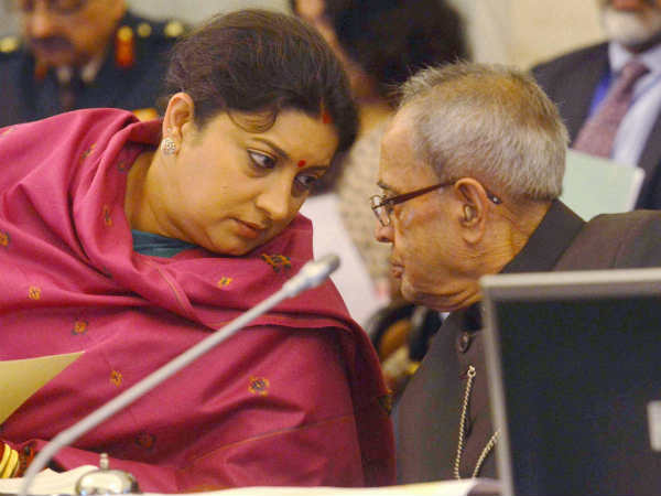 स्मृति ईरानी- प्रणब मुखर्जी