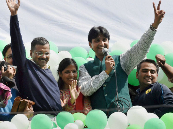 पति के साथ कंधे से कंधे मिलाकर चलीं