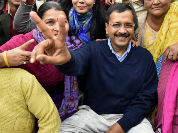 kejriwal with supporters