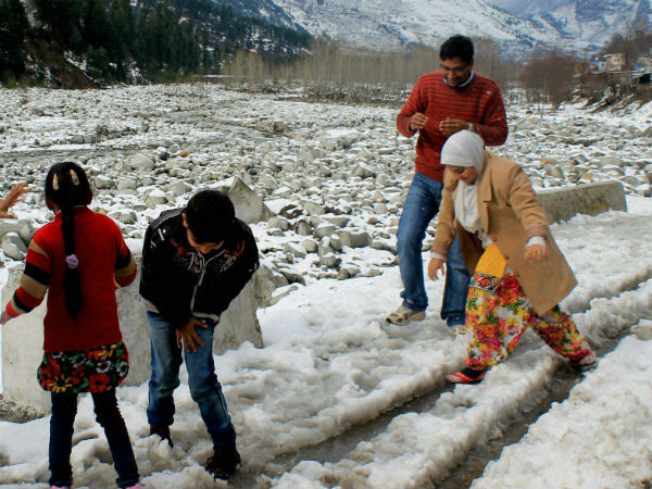 Pics: Tourists flock to snow-bound Manali, Kufri, Enjoying Romantic Weather 