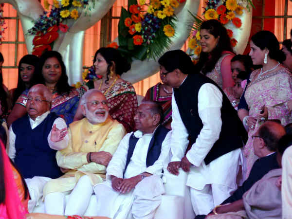 रिश्तेदारों संग मोदी