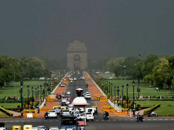 दिल्ली में हल्की बारिश के आसार दिल्ली में हल्की बारिश के आसार