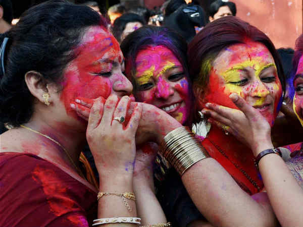 हर्बल के रंगों से खेल सकती हैं