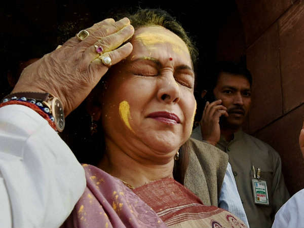 संसद में होली संसद में होली