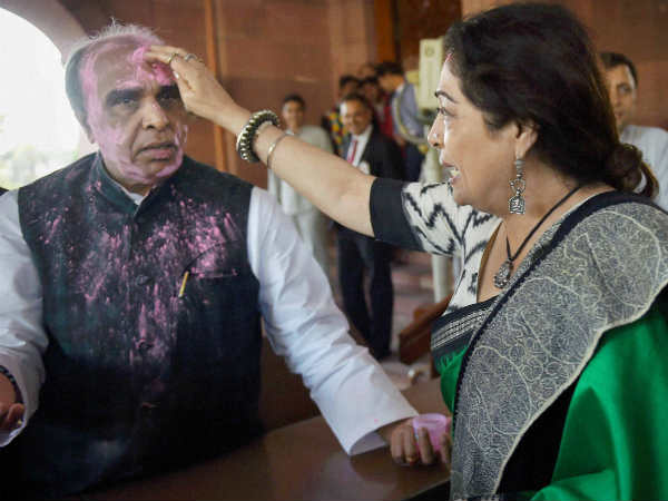 संसद में होली संसद में होली