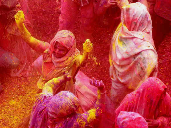 हर जगह केवल अबीर-गुलाल हर जगह केवल अबीर-गुलाल