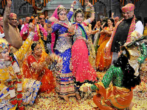 फूलों की होली फूलों की होली