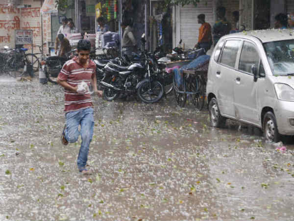 उप्र में बारिश का दौर जारी, तापमान गिरा