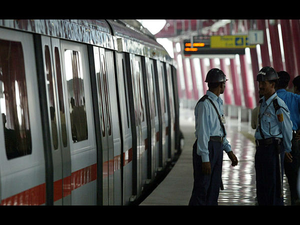 कैब बुक कर यात्रियों के घर पहुंचाती है सीआईएसएफ