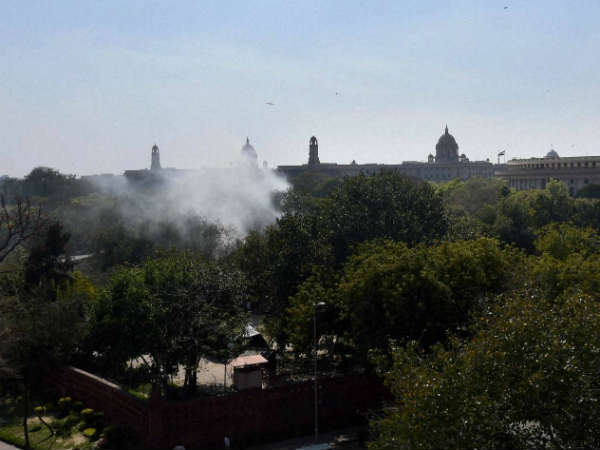 नई दिल्ली पर छाया धुआं