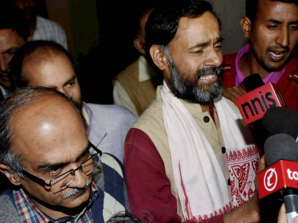 स्टिंग के बाद योगेंद्र और प्रशांत पर गिरी गाज