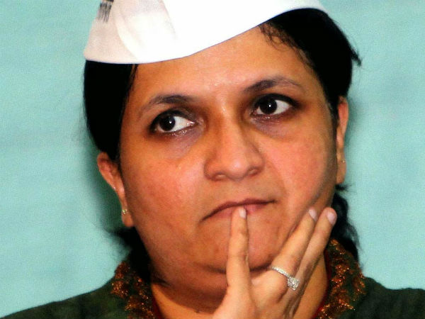 दमानिया ने केजरीवाल के दोहरे रवैये पर सवाल उठाया दमानिया ने केजरीवाल के दोहरे रवैये पर सवाल उठाया