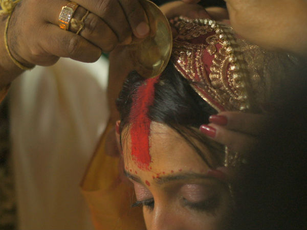 सिंदूर लगाना