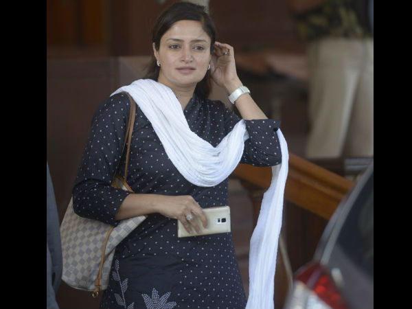 Gujarat BJP MP showers cash, says it’s donation Gujarat BJP MP showers cash, says it’s donation