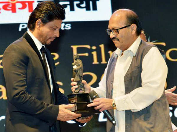 Spotted: Shahrukh Khan, Amar Singh dancing together at Dadasaheb Phalke Film Foundation Award