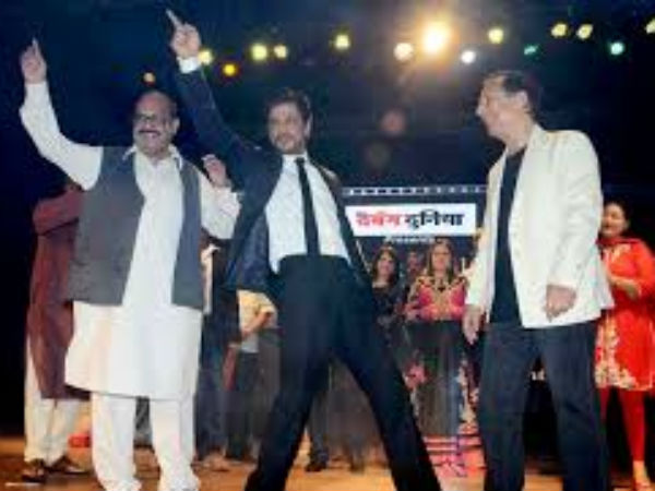 Spotted: Shahrukh Khan, Amar Singh dancing together at Dadasaheb Phalke Film Foundation Award