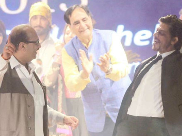 Spotted: Shahrukh Khan, Amar Singh dancing together at Dadasaheb Phalke Film Foundation Award