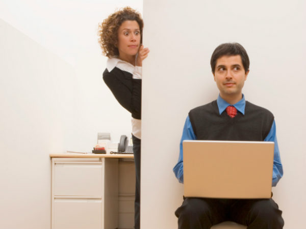 ईमेल के जरिये 