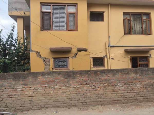 देखें तस्वीरें: भूकंप के बाद घरों और इमारत का हाल