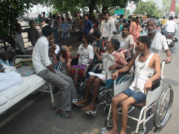 व्हीलचेयर लेकर लोग भागे सड़क पर