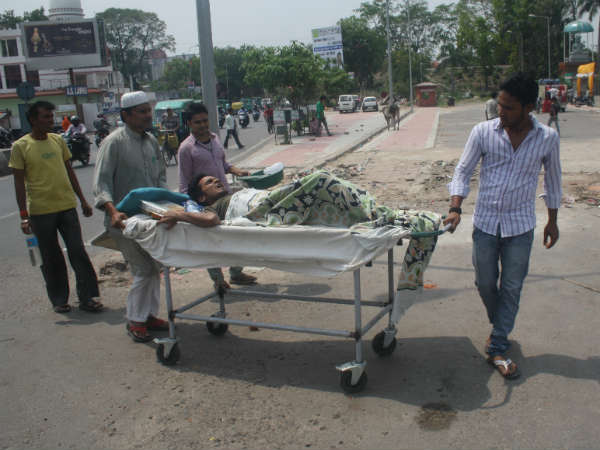 मरीजों को परिजनों का ही सहारा