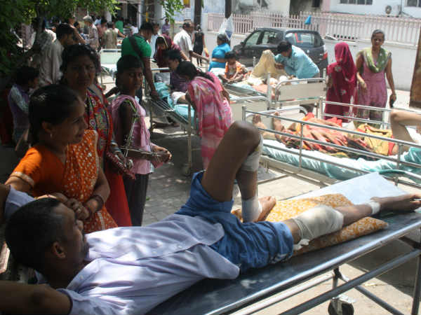 दर्द से कराहते लोग सड़क पर रहने को मजबूर