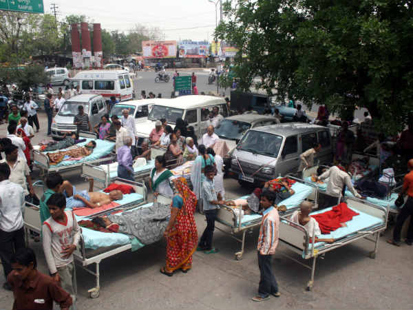 बड़ी संख्या में सड़क पर लगे बेड