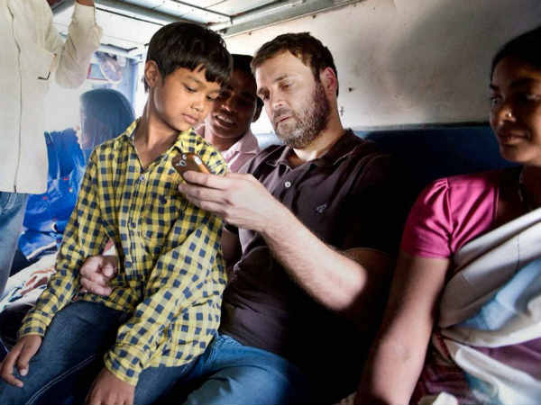 बच्चे को गोद में बिठाया