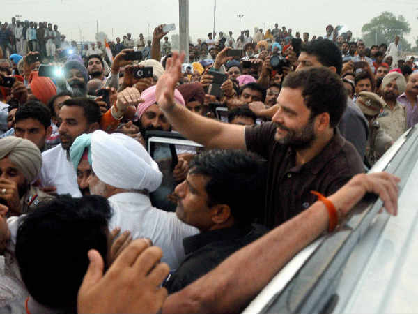 किसानों-मजदूरों से मिलते हुए राहुल गांधी