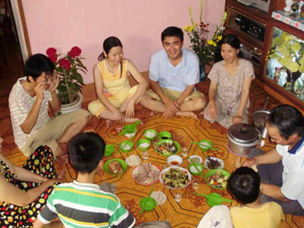 जमीन पर बैठकर भोजन 