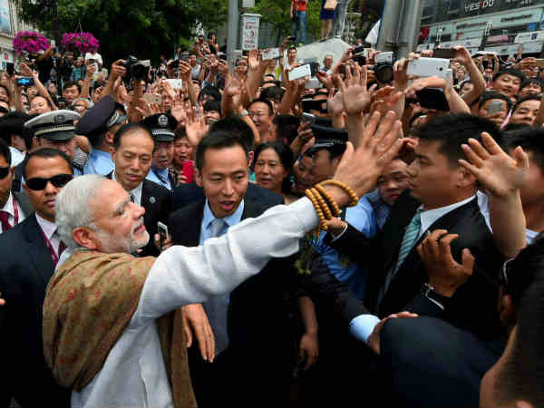 मंदिर के बाहर उमड़ा जनसैलाब मंदिर के बाहर उमड़ा जनसैलाब