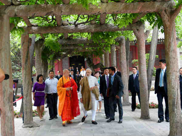 डाजिंगशन मंदिर के बाहर पीएम मोदी डाजिंगशन मंदिर के बाहर पीएम मोदी